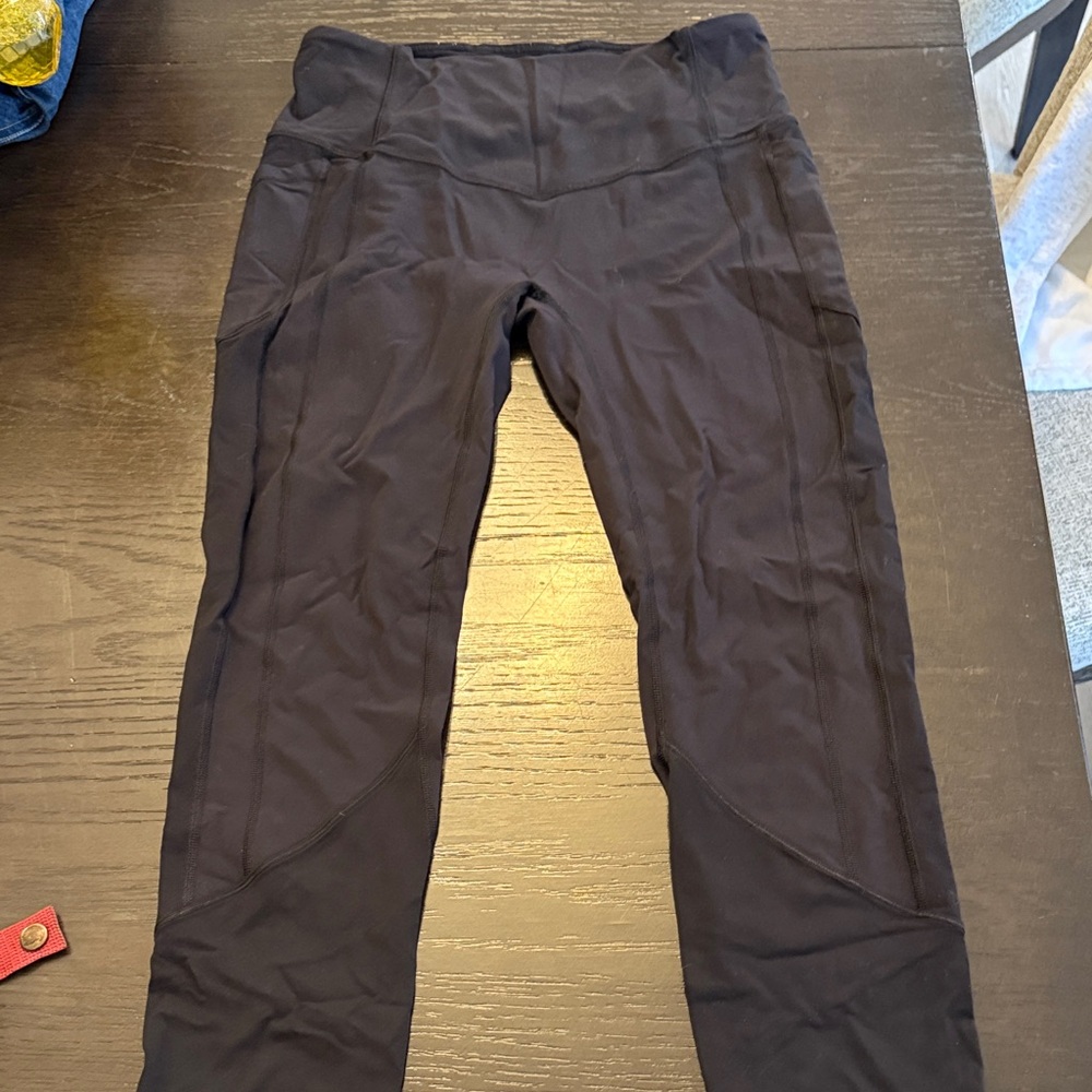 Lululemon women’s size 8 Black pocketed compression Leggings